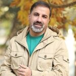 Parastoo Salehi Instagram - گفتم این تصویرو بذارم که بشه کابوس شبانه تون هرچند وجدان ندارید که بخواد درد بگیره !!! الهی نفستون بند بیاد که تو آوردن واکسن کوتاهی کردین، الهی داغ ببینین که مارو داغدار کردین، الهی خدا جوابتونو بده که علی و از ما و خانواده اش گرفتین، نه می بخشیمتون نه یادمون میره، تاریخ به عنوان قاتل مردم مظلوم ازتون یاد خواهد کرد، مردم و فدای بازی ها و جنگ های سیاسی تون‌ کردید، این چندمین داغ بر دل خانواده ی هنر ایرانه، دختری بی پدر شد همسری مهربان و رفیق شفیقی از دست رفت... نمی بخشیم، چقدر گفتیم بازیگرا جز مشاغل پر خطرن چون ماسک نمیزنن و اونایی که سر پروژه ها هستند و واکسن بزنید و چقدری ها گفتن نه چرا خونشون مگه رنگین تره پولشو میگیرن ... همونا امروز میگن آخی حیف و فوری استوری میکنن، دلتون خنک شد؟ الان پول جای یک پدر یک همسر یک رفیق و پر می کنه ؟ اونهمه حال قشنگی که با بازی هاش برای همه ساخت چی؟ حالم داره بهم می خوره، آه و نفرین این مردم خواب شب تونو حروم کنه مسئول نماهای جانی بی کفایت، چرا از شماها کسی نمی میره پس!؟ واکسن ها و زودتر از همه زدین ماکه می دونیم، مرگ خوبه برای مردم، شما و خانواده هاتون مصونید از همه چی حتی از مرگ. خدایا عدالتت و نشون بده که داره توکلم بریده میشه ازت دیگه، علی علی سلیمانی تیر خلاص زدی رفیق، نوشتم دو روز پیش انگار یکی از اعضای خانواده ام مریضه 😭😭😭 سفرت به خیر با معرفت آدم حسابی مهربون و ... 😭😭😭😭😭😭😭🖤🖤🖤🖤 . . . #علی_سلیمانی #واکسن_کرونا_مطالبه_ملی #پرستوصالحی #پرستو_صالحی #parastoosalehi #parastoo_salehi