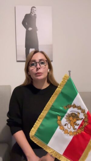 Parastoo Salehi Instagram - ببخشید متاسفانه ویدئو هم به طور کامل آپلود نشد 
انتهای کلامم این بود "حرکت موازی برای مواجه با جمهوری اسلامی کارساز نیست باید همگی به شکل یک پیکان دربیایم برای شکافتن قلب جمهوری اسلامی و هر پیکانی یک نقطه ی تیز و برنده نیاز داره در رأس" 🏹🕊
.
#زن_زندگی_آزادی #مهسا_امینی #نه_به_جمهوری_اسلامی #ایران
#پرستو_صالحی #women_life_freedom #mahsa_amini #parastoo_salehi #freedom #Iran 
.
@kianiconcept 🙏🏻🕊🤍