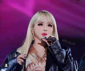 Park Bom Instagram - 드디어 내꿈이 이루어졌다... 내가꼭 가수가 된다면.. 서지원 오빠 노래를 무대에서나 앨범에 리메이크 하겠다고 내자신에게 약속했는데 복면가왕 에서 기회를 주셔서 부르게 되어서 너무 행복합니다.. 살아계셨으면 많이 좋아하시지 않았을까.. 하는 마음이 듭니다ㅠㅠ ❤️😭😍”오빠 저 노래 불렀어요~” #2ne1 @dnation_official #dnation #디네이션 #박봄 #parkbom #bompark #ぼム #朴春‎#بارك_بوم#서지원