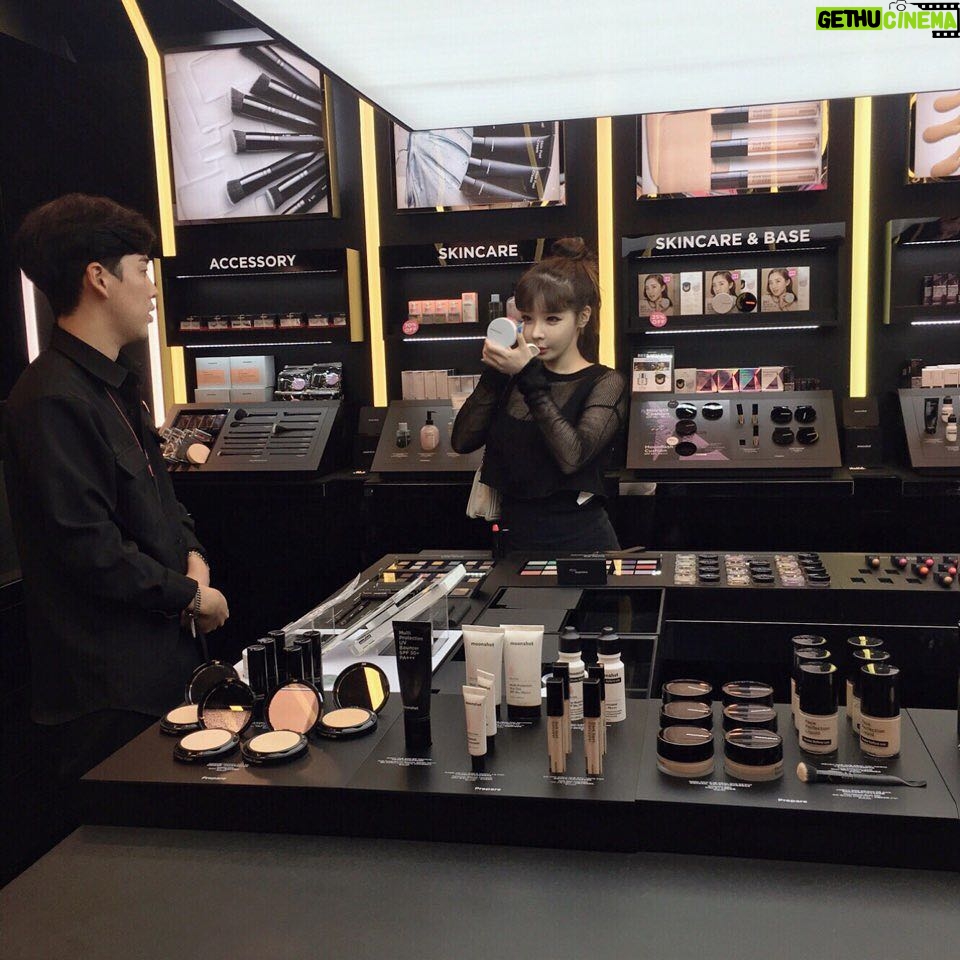 Park Bom Instagram - 인스타를 다시 시작하기로 했어요~~❤️우리 팬들 보고싶담 ㅠㅠㅠㅠ 사진을 몰 올릴까 하다가 문샷 젤리팟 써보니 좋길래... 모 더 신기한거 있나 보러 갔다가 사진 찍어준거 걍 올려요~~☆*:.。. o(≧▽≦)o .。.:*☆ #2ne1 #moonshot #jellypot #2ne1bom #bompark