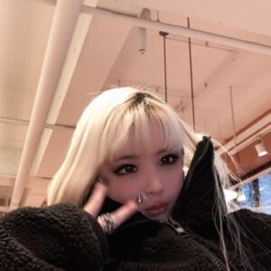 Park Bom Instagram - 오늘은 밖에서 데이트듕😳👑 #2ne1 @dnation_official #dnation #디네이션 #박봄 #parkbom #bompark #ぼム #朴春‎#بارك_بوم