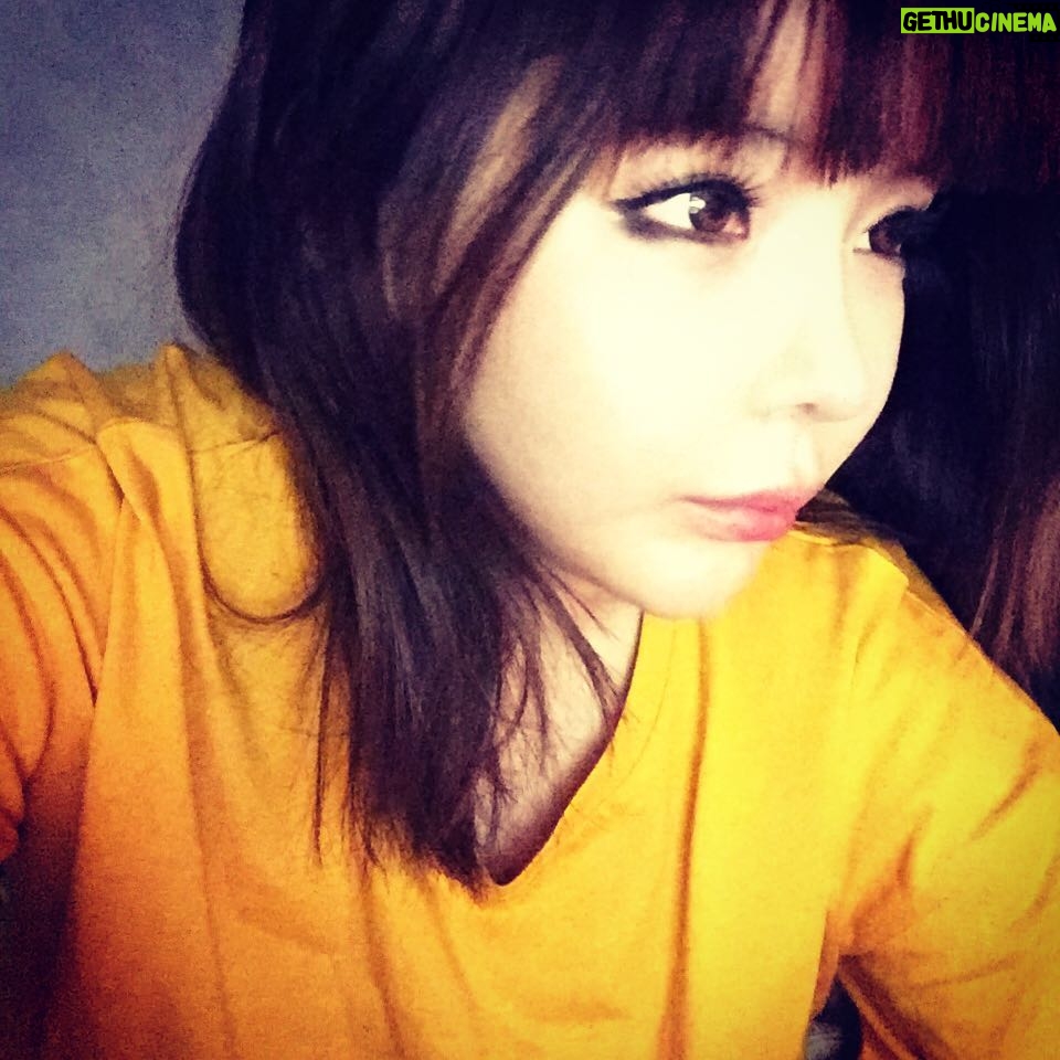 Park Bom Instagram - 나 머리 컷 했는데 어때요???좋은하루 보내세요 열분~~(o(*゚▽゚*)o) Have a great night🌙✨(Probably in America) #itz박봄day#박봄#2ne1#bom#朴春#parkbom