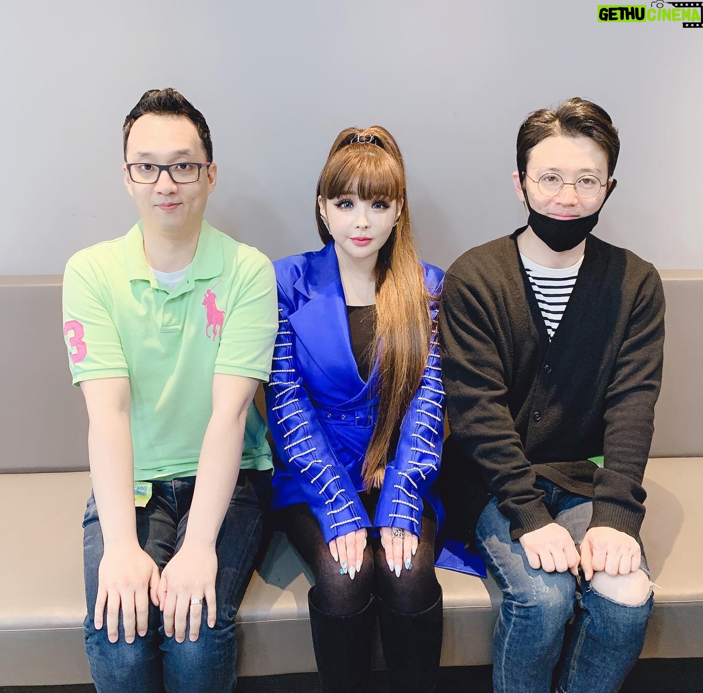 Park Bom Instagram - (I do I do)ost 나왔어요...❤️💖티비에서만 나오는줄 알아뜸.. 멜론, 벅스 이런데 올라옴...ㅠㅠ 다시 녹음 하고싶당 ㅠㅠ#2ne1 @dnation_official #dnation #디네이션 #박봄 #parkbom #bompark #ぼム #朴春#بارك_بوم# I do I do