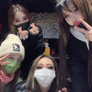 Park Bom Instagram - 오랫만에 만난 울 멤바들 살웅햄👑🥰 
울민지는 생일 추카추카🎉🥳　#2ne1 #박봄 @dnation_official #dnation #디네이션 #parkbom #bompark #ぼム #朴春‎#بارك_بوم #happybirthdayminzy