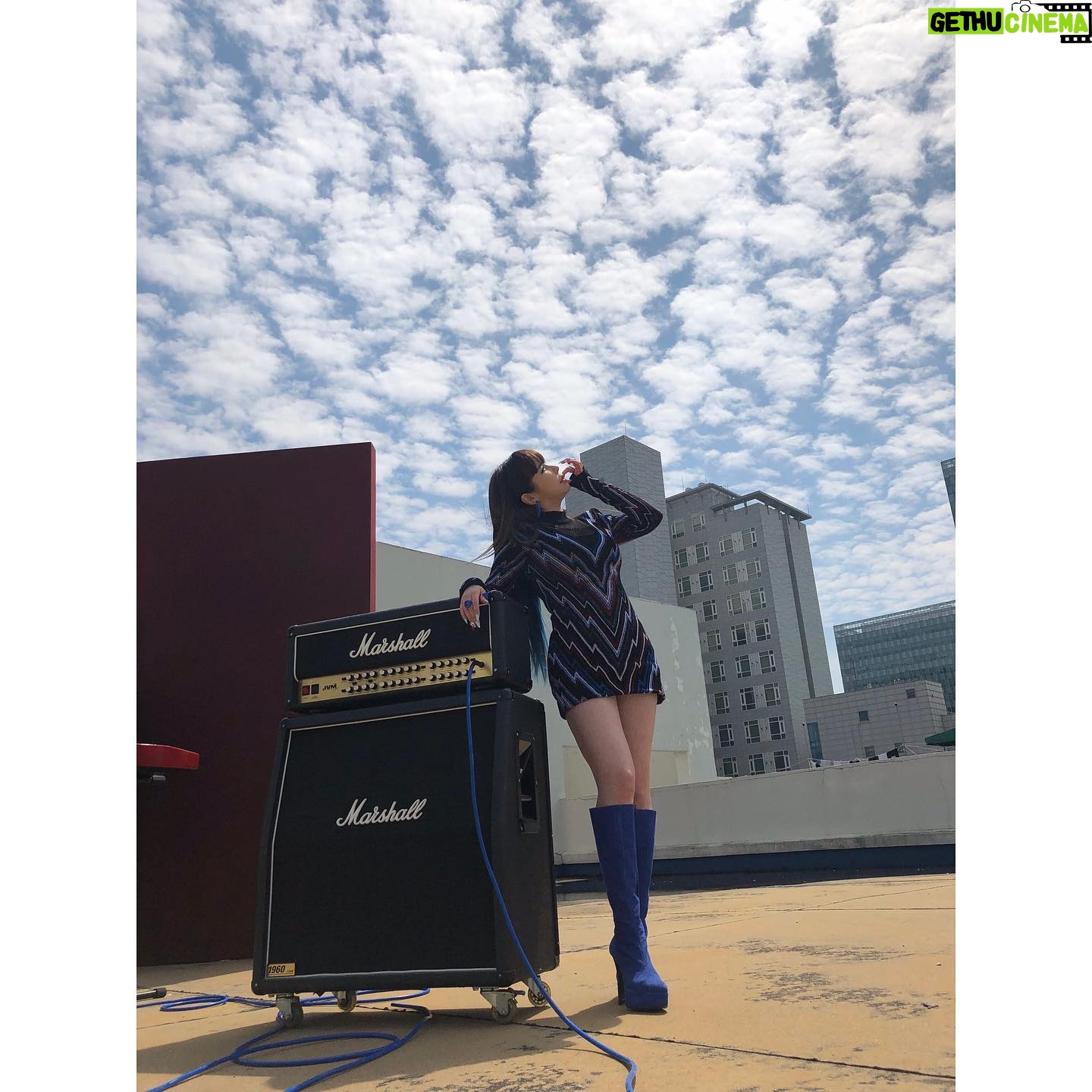 Park Bom Instagram - 뮤비때 이쁜하늘좀 보세요~~🔆💖 #2ne1 @dnation_official #dnation #디네이션 #박봄 #parkbom #bompark #ぼム #朴春#بارك_بوم##❤️🍀