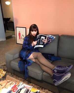 Park Bom Instagram - 잡지 읽는중🤣❤️🍀
#2ne1 @dnation_official #dnation #디네이션 #박봄 #parkbom #bompark #ぼム #朴春‎#بارك_بوم#