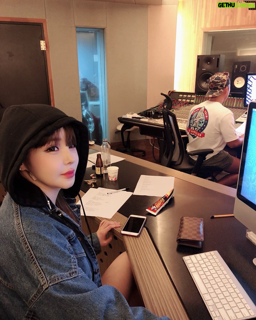 Park Bom Instagram - 녹음실에서❤️🍀🐻🐘😍أحبك #박봄#2ne1 @dnation_official #dnation #디네이션 #parkbom #bompark #ぼム #朴春 #بارك_بوم#