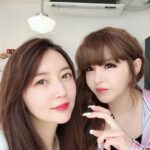 Park Bom Instagram - 안녕하세요 제 동생 민쇼닝과 함께 이것저것 스타일 바꿔가며 공부중...❤️🍀👑🐘🐻 #parkbom #박봄 #2ne1 #bompark #朴春‭‭ #ぼム #메이크업민쇼닝❤️ @minsyoning