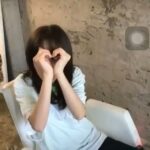 Park Bom Instagram - 이거 갑자기 미용실에서 인스타 라이브를 처음 해봤어요~~*^^* 쌍박 내가봐도 재밌어요 #2ne1#bom#dara#instagramlive
