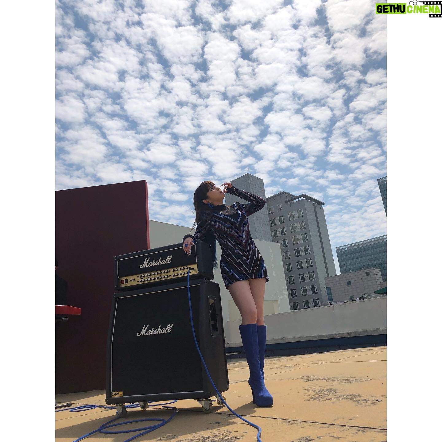 Park Bom Instagram - 뮤비때 이쁜하늘좀 보세요~~🔆💖 #2ne1 @dnation_official #dnation #디네이션 #박봄 #parkbom #bompark #ぼム #朴春#بارك_بوم##❤️🍀