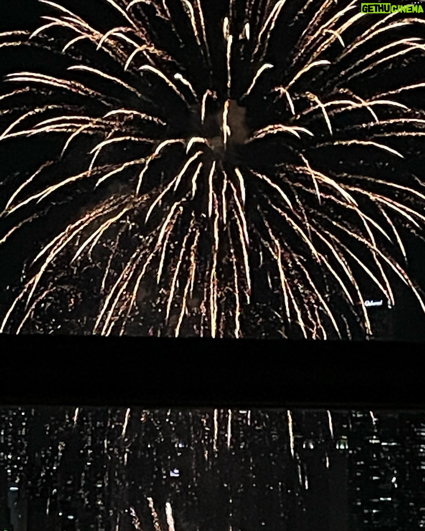 Park Bom Instagram - Fireworks 🎇 #박봄 #2ne1 #parkbom #bompark #ぼム #朴春#بارك_بوم##anh yêu em#أحبك