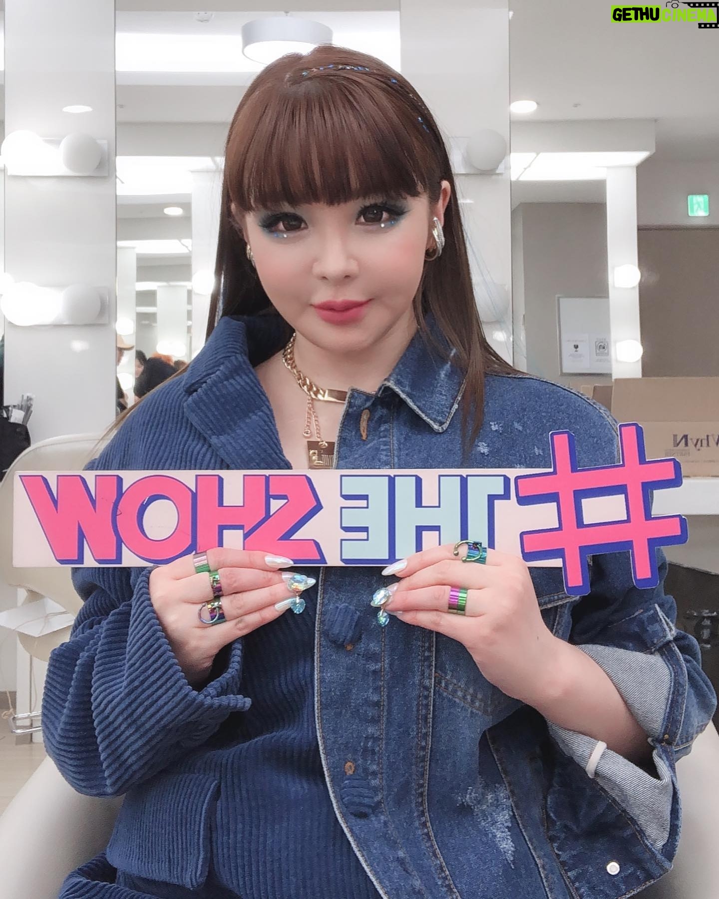 Park Bom Instagram - 지금 나는 #the show에 #더쇼 에있어요~~😍 6시에 봐요~~🥰 #2ne1 @dnation_official #dnation #디네이션 #박봄 #parkbom #bompark #ぼム #朴春#بارك_بوم##theshow