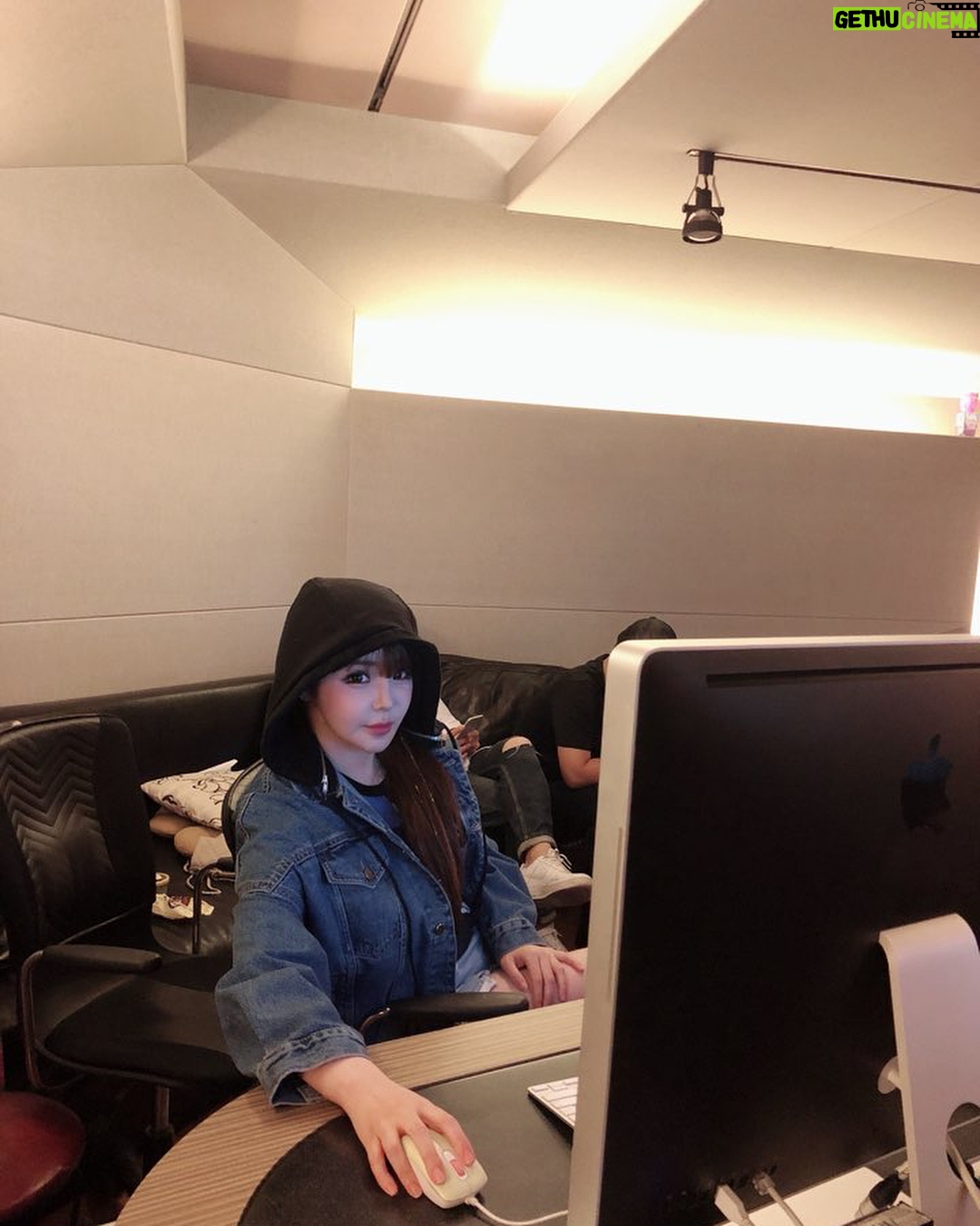 Park Bom Instagram - 녹음실에서❤️🍀🐻🐘😍أحبك #박봄#2ne1 @dnation_official #dnation #디네이션 #parkbom #bompark #ぼム #朴春 #بارك_بوم#