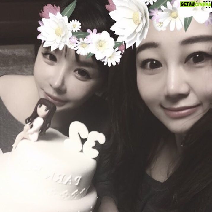 Park Bom Instagram - I just wanted to say thanks to My Arab fans "Bombshalls'~~ Bout the cake~~~β€οΈπππ»πππIt was really pretty~π#bomshells #λ°λ΄ #bompark #ζ΄ζ₯#γ½γ