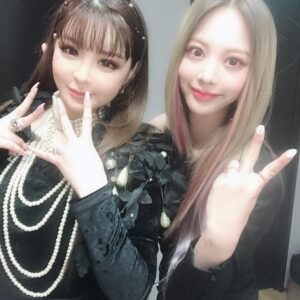 Park Bom Instagram - 오늘도 같이 무대에 올라와준 이쁜 동생 은지~~ #2ne1 @dnation_official #dnation #디네이션 #박봄 #parkbom #bompark #ぼム #朴春‎#بارك_بوم##anh yêu em#أحبك#브레이브걸스은지