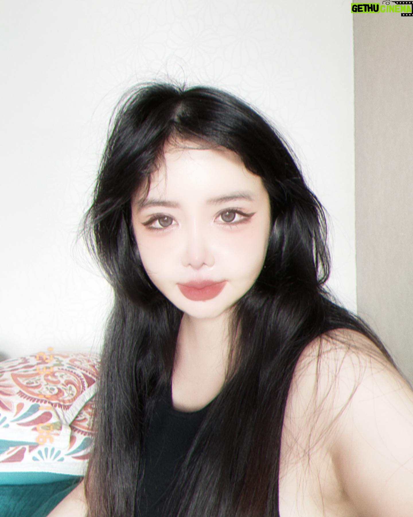 Park Bom Instagram - 내가 자른 앞머리.. #박봄 #bompark #parkbom #2ne1 #ぼム #朴春 #بارك_بوم #anhyêuem #أحبك