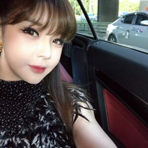 Park Bom Instagram - 나들이 나왔다가 찍었어요 지금 여러분들을 생각하며 폭풍 다이어트중🍀❤️ 노래도 폭풍 연습중... 충전중...초심으로 돌아가자... ㅠㅠ
#박봄 #parkbom #2ne1 #bompark #朴春‭‭ #ぼム