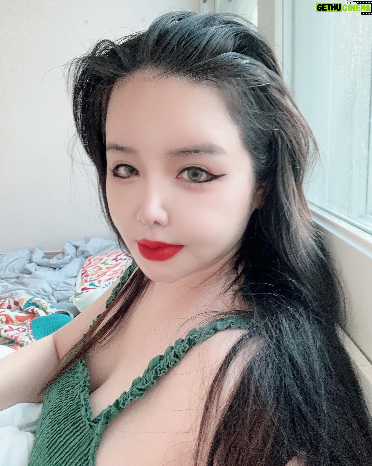 Park Bom Instagram - …초록이랑 #박봄 #bompark #parkbom #2ne1 #ぼム #朴春 #بارك_بوم #anhyêuem #أحبك
