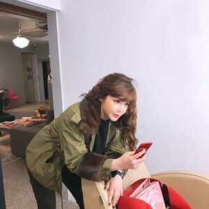 Park Bom Instagram - 오랜만에 바글바글 머리를 하고서~.. #2ne1 @dnation_official #dnation #디네이션 #박봄 #parkbom #bompark #ぼム #朴春‎#بارك_بوم#