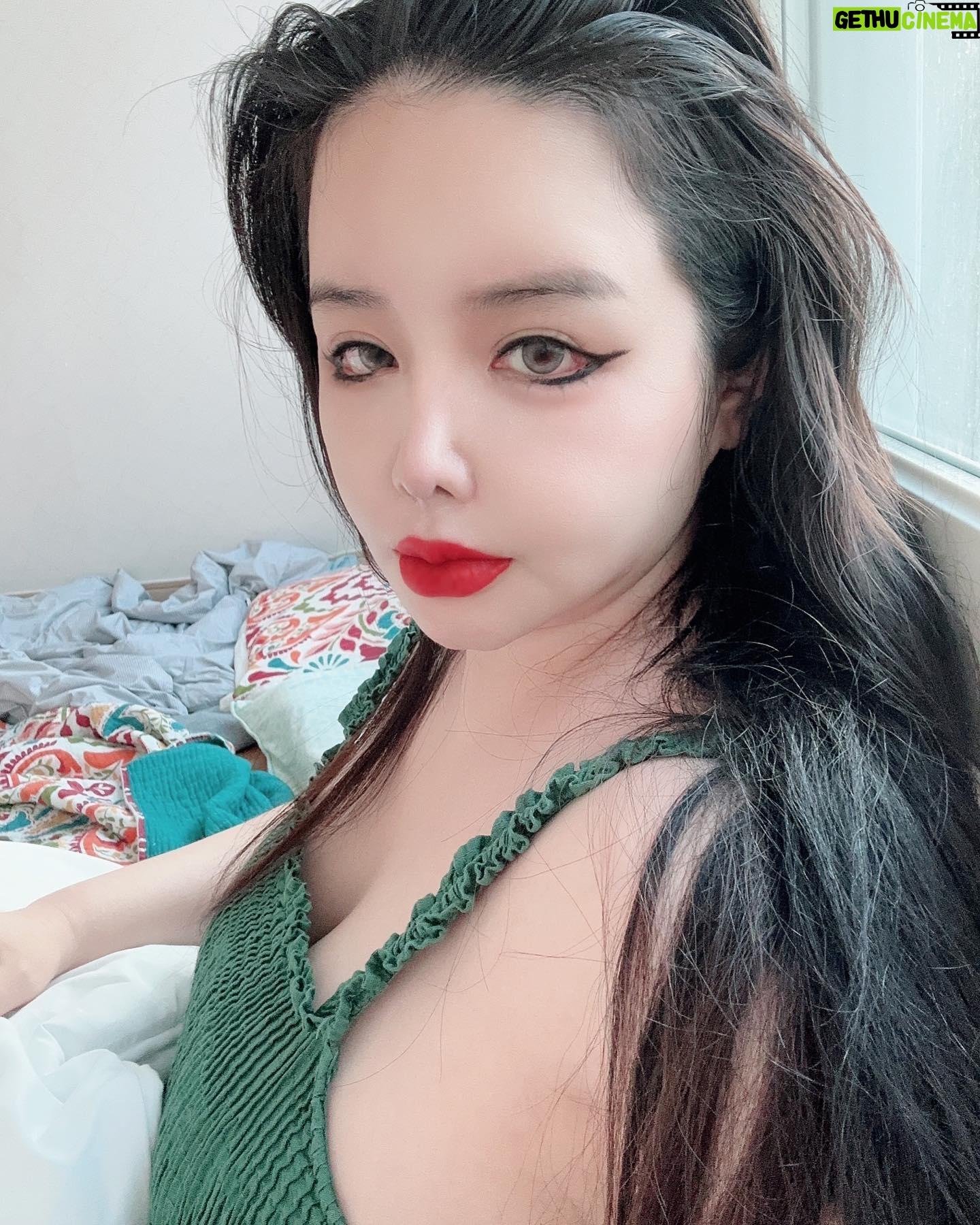Park Bom Instagram - …초록이랑 #박봄 #bompark #parkbom #2ne1 #ぼム #朴春 #بارك_بوم #anhyêuem #أحبك