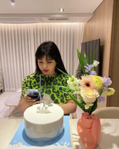 Park Bom Instagram - Happy BoM’s Day with my 작은고모. (작은고모가 찍어주신 사진임) #parkbom #bompark #2ne1 #ぼム #朴春‎ #بارك_بوم #anhyêuem #أحبك #박봄