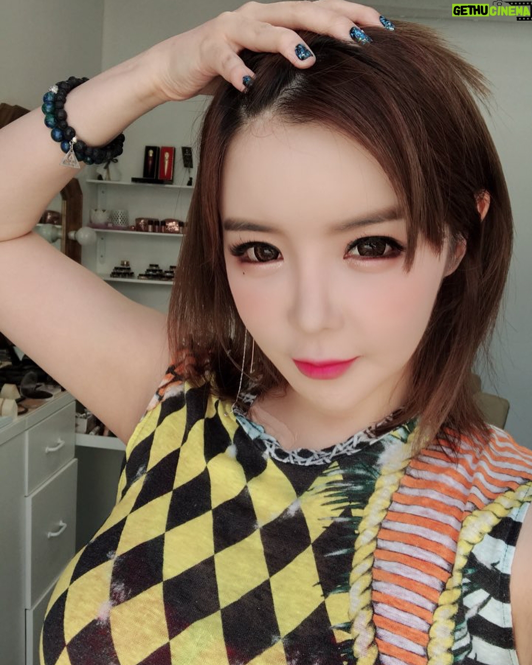 Park Bom Instagram - 낼부턴 머리가 긴 생머리로 go backㅠㅠ.... 기념으로 남기기!!!ㅠㅠㅠㅠㅠ❤️🐻🐘 #2ne1 #박봄 #Dnation #parkbom #bompark #ぼム #朴春 #بارك_بوم#