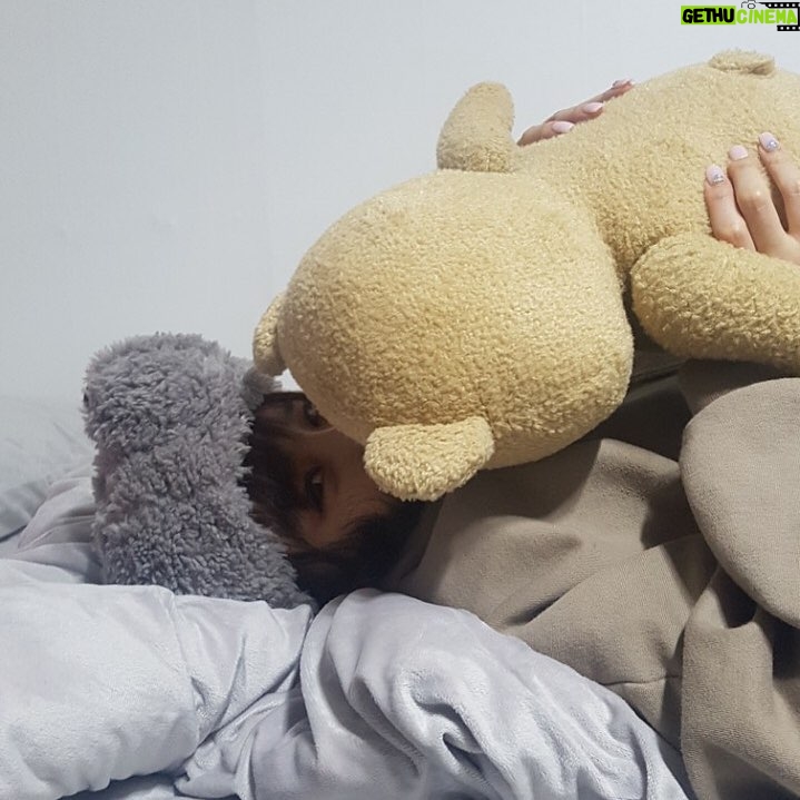 Park Bom Instagram - 나 혼자 놀고있는데 동생이 몰래 찍어준 사진2.jpg