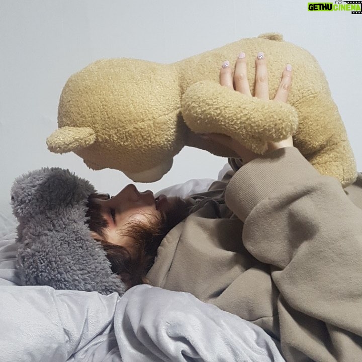 Park Bom Instagram - 나 혼자 놀고있는데 동생이 몰래 찍어준 사진.jpg