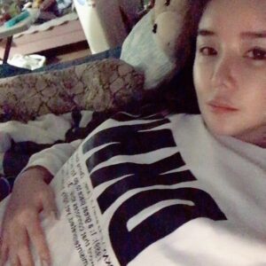 Park Bom Instagram - Good night👑
#롱탐노씨#Bom#자기전바로한컷