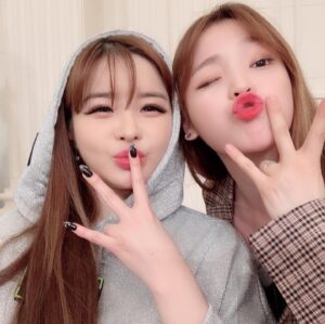 Park Bom Instagram - 우리 승희 나의 흑기사~~😍❤️
퀸덤 보시면 알아요~~😍 watch Queendom and you’ll know #2ne1 @dnation_official #dnation #디네이션 #박봄 #parkbom #bompark #ぼム #朴春‎#بارك_بوم##오마이걸승희#오마이걸#queendom