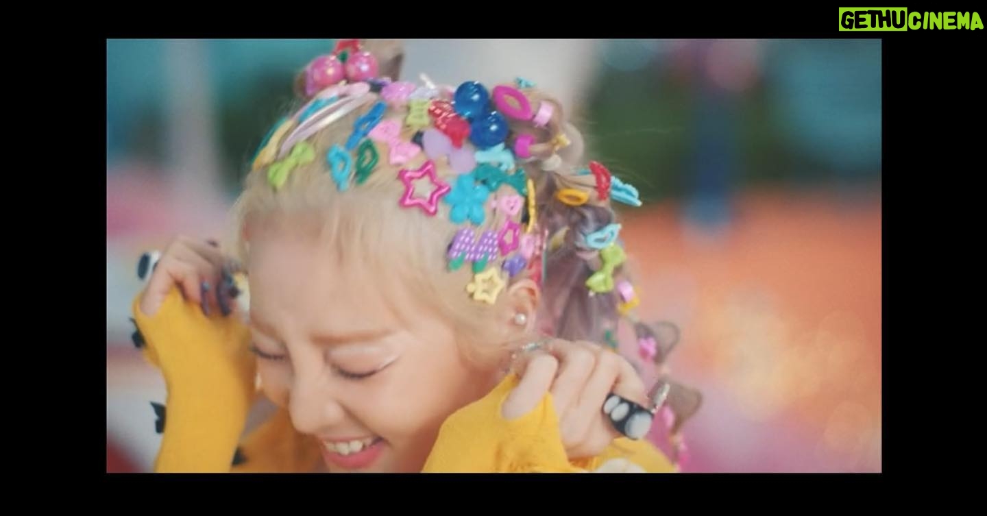 Park Bom Instagram - 봄이가 맘에드는 산다라 씬🎡😂😍(무슨 뒤에는 브리트니와 마돈나이심)ㅋㅋㅋㅋ #산다라박 #박산다라 #festival #sandarapark #parksandra #박봄 #bompark #parkbom #2ne1 #ぼム #朴春 #بارك_بوم #anhyêuem #أحبك