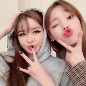 Park Bom Instagram - 우리 승희 나의 흑기사~~😍❤️
퀸덤 보시면 알아요~~😍 watch Queendom and you’ll know #2ne1 @dnation_official #dnation #디네이션 #박봄 #parkbom #bompark #ぼム #朴春‎#بارك_بوم##오마이걸승희#오마이걸#queendom