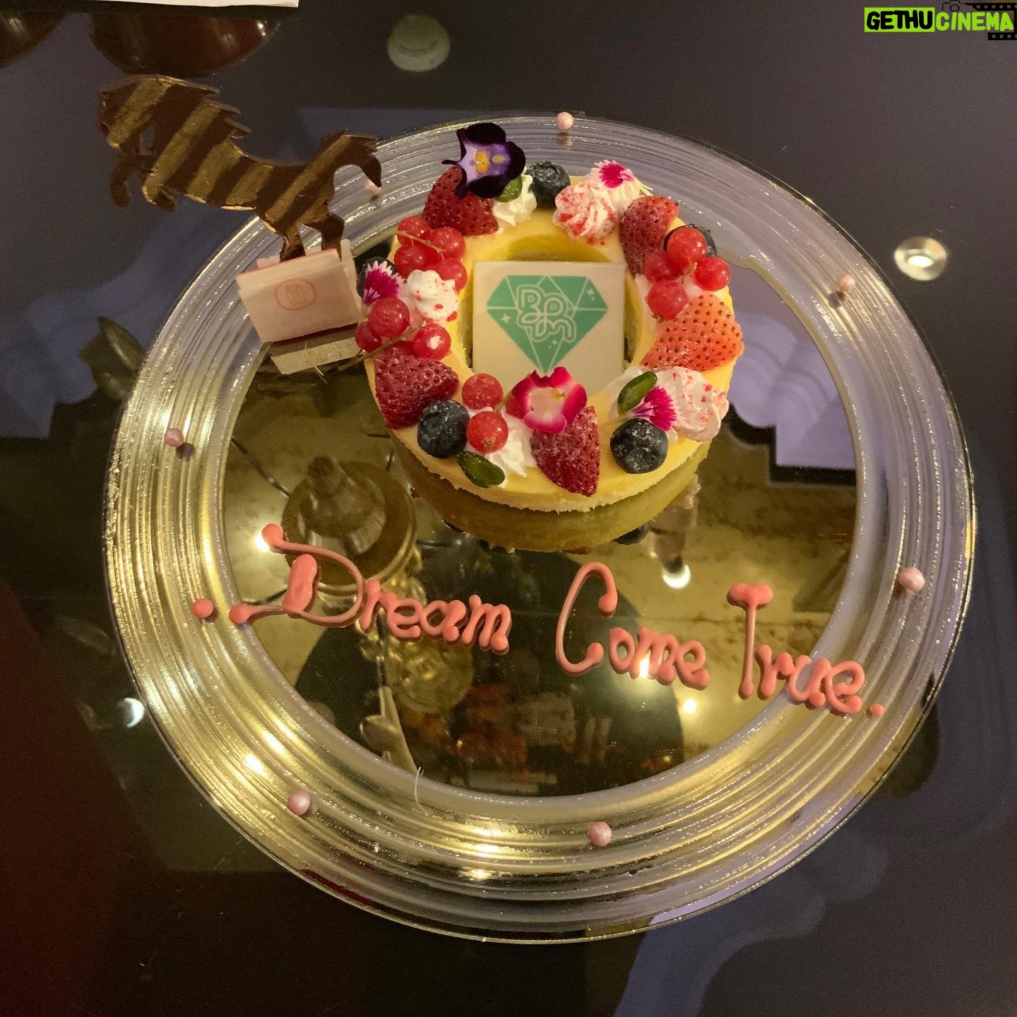 Park Bom Instagram - Dream come true... 대만 갔을때...호텔에서 #2ne1 @dnation_official #dnation #디네이션 #박봄 #parkbom #bompark #ぼム #朴春#بارك_بوم#
