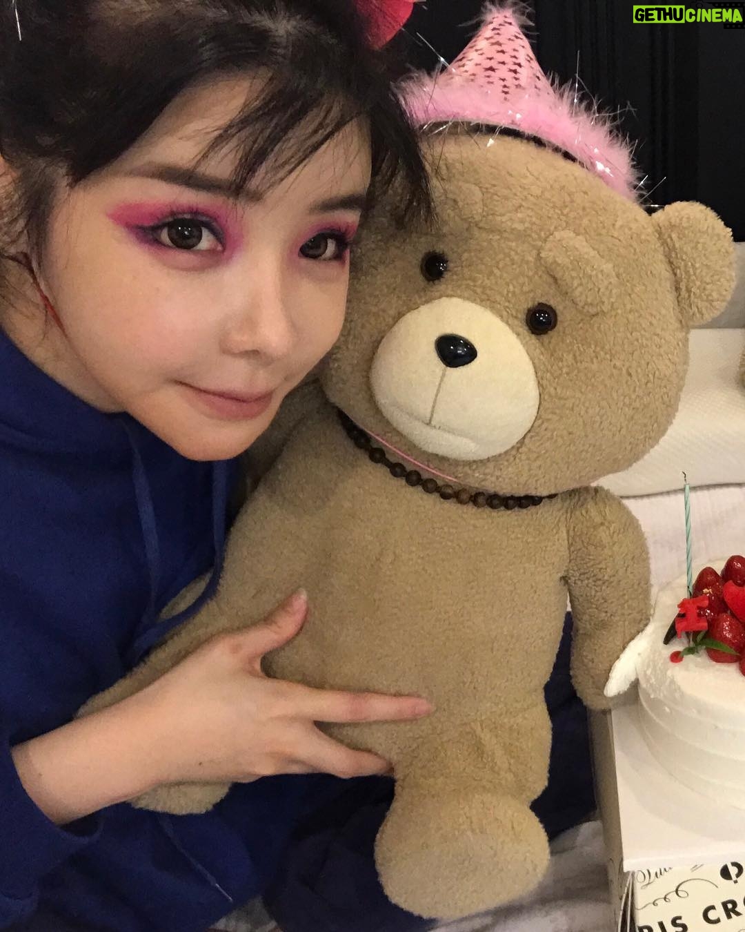 Park Bom Instagram - 마지막 before good girl gone bad....🙌🏻🙏picture with my 클래보랭~~so cute~~~!!!#2ne1 #박봄 #朴春 #bom #ボム