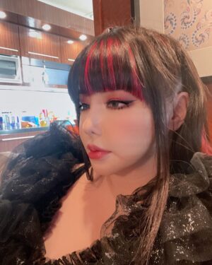 Park Bom Instagram - 코첼라 무대전...#2ne1 #coachella #2022#bompark #박봄