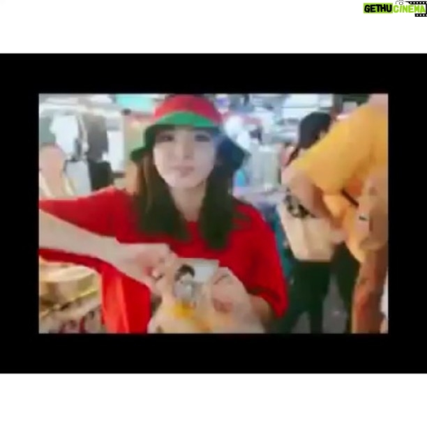 Park Bom Instagram - 오늘 아침 태국에 가있는 다라에게서 직접 날라온 따끈따끈한 영상~~😂😂”옥수수가 좋아요~~호~~~”🌽🌽🌽🤣🤣🤣❤️❤️🍀🍀 (Dara send me this funny clip this morning from Thai~❤️🍀she says ”I love corn~”🤣) I miss her~~😍 #2ne1 #YG @dnation_official #dnation #디네이션 #박봄 #산다라박 #sandarapark #parkbom #bompark #ぼム #朴春 #بارك_بوم#