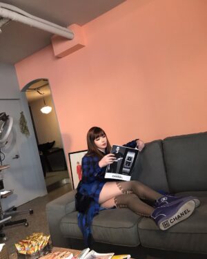 Park Bom Instagram - 잡지 읽는중🤣❤️🍀
#2ne1 @dnation_official #dnation #디네이션 #박봄 #parkbom #bompark #ぼム #朴春‎#بارك_بوم#