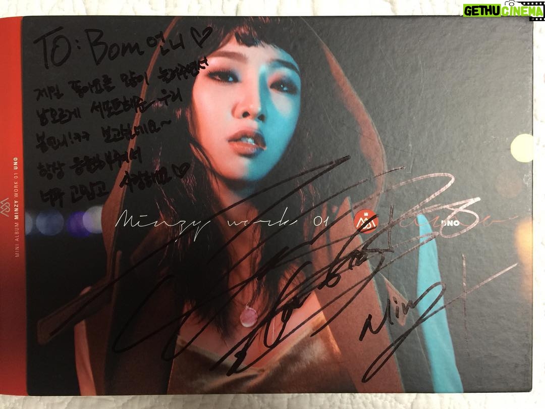 Park Bom Instagram - 울 민지 화이팅~~^^빌보드에서 1등 2등 하는거 보고있어~~ㅠㅠ여러분들 민지 많이 사랑해주세요~ 많이 사랑해주셔서 감사합니다~ Thanx for love & support~🍀👍🐘🐻😿#2ne1 #공민지 #Minzy #Minzy_Work01_Uno 