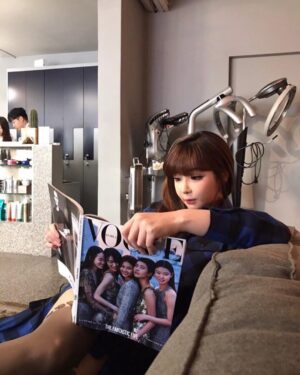 Park Bom Instagram - 잡지 읽는중🤣❤️🍀
#2ne1 @dnation_official #dnation #디네이션 #박봄 #parkbom #bompark #ぼム #朴春‎#بارك_بوم#