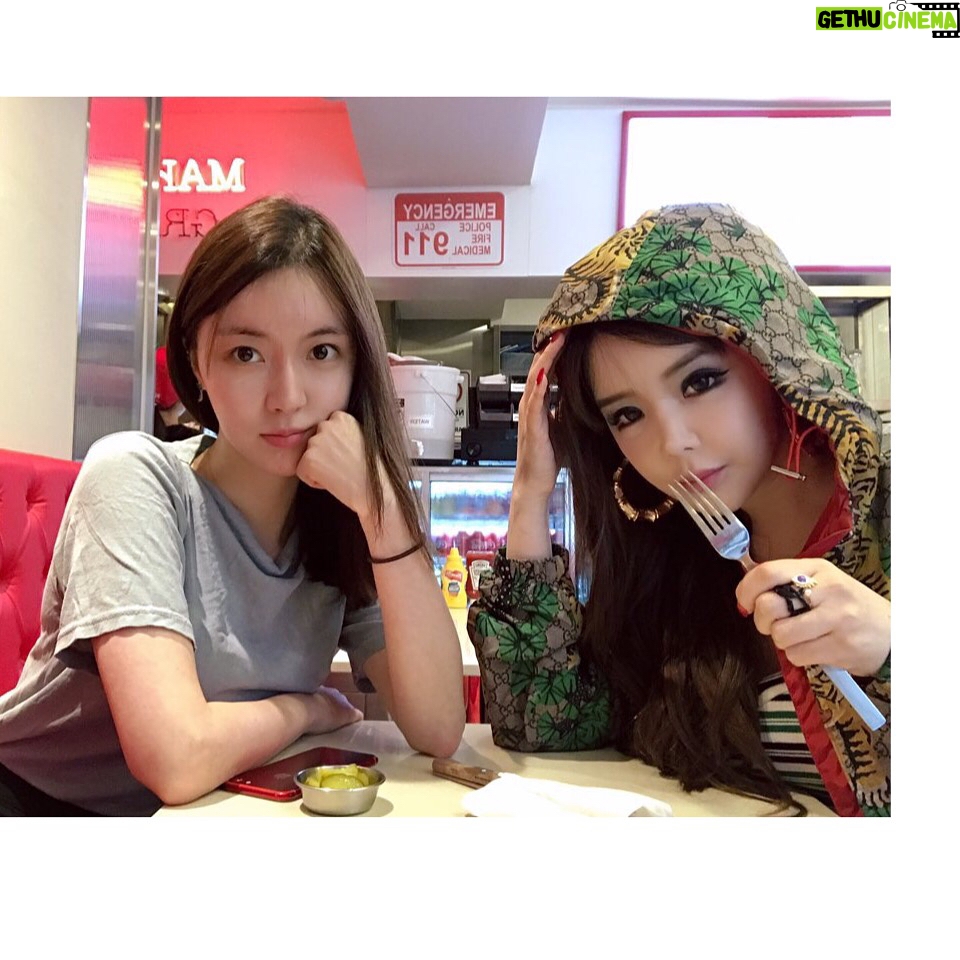 Park Bom Instagram - 오늘도 어김없이 스타일 공부를 한후에 햄버거샷❤️👑🍀🐘🐻#박봄 #parkbom #bompark #2ne1 #朴春 #ぼム #민쇼닝