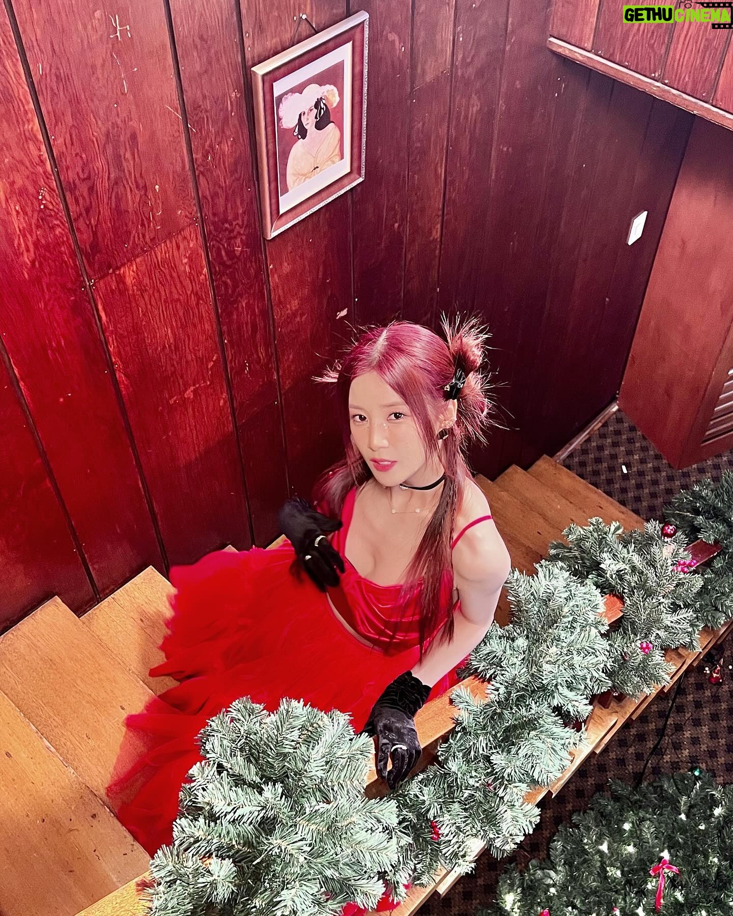 Park Cho-rong - 42.8K Likes - 🎄🍷🎁
