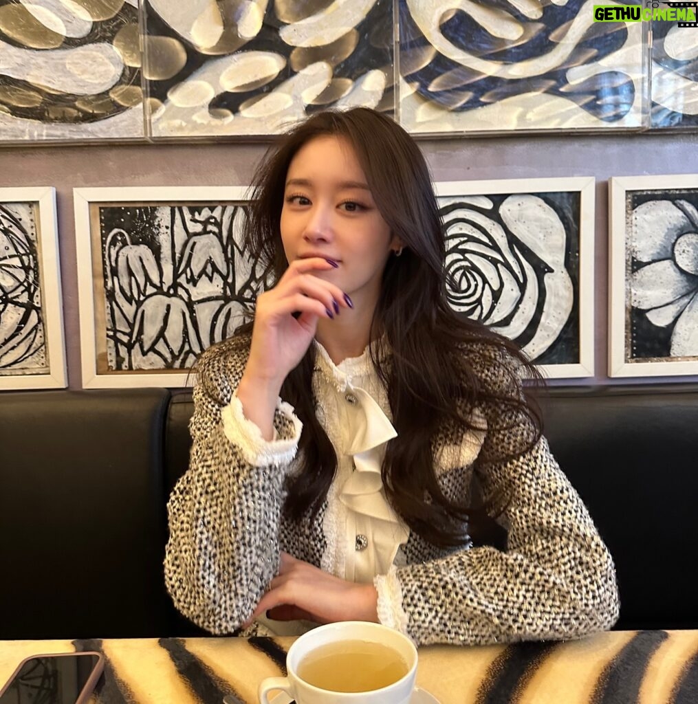 Park Ji-yeon Instagram - 🫶