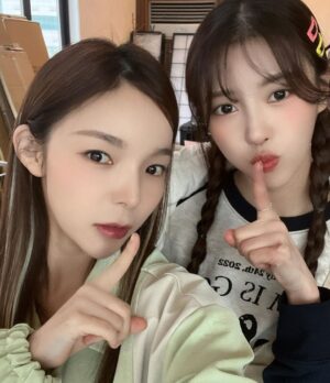 Park Jin-joo Instagram - 함께여서 많이 행복했던 주주 시크릿🤫💕

(진철이 재식이 사진은 초심을 잃지 말자는 우리들의 다짐!!!!!🦅)