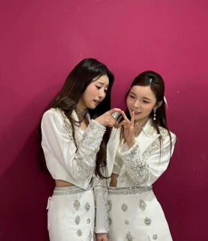Park Jin-joo Instagram - 함께여서 많이 행복했던 주주 시크릿🤫💕

(진철이 재식이 사진은 초심을 잃지 말자는 우리들의 다짐!!!!!🦅)