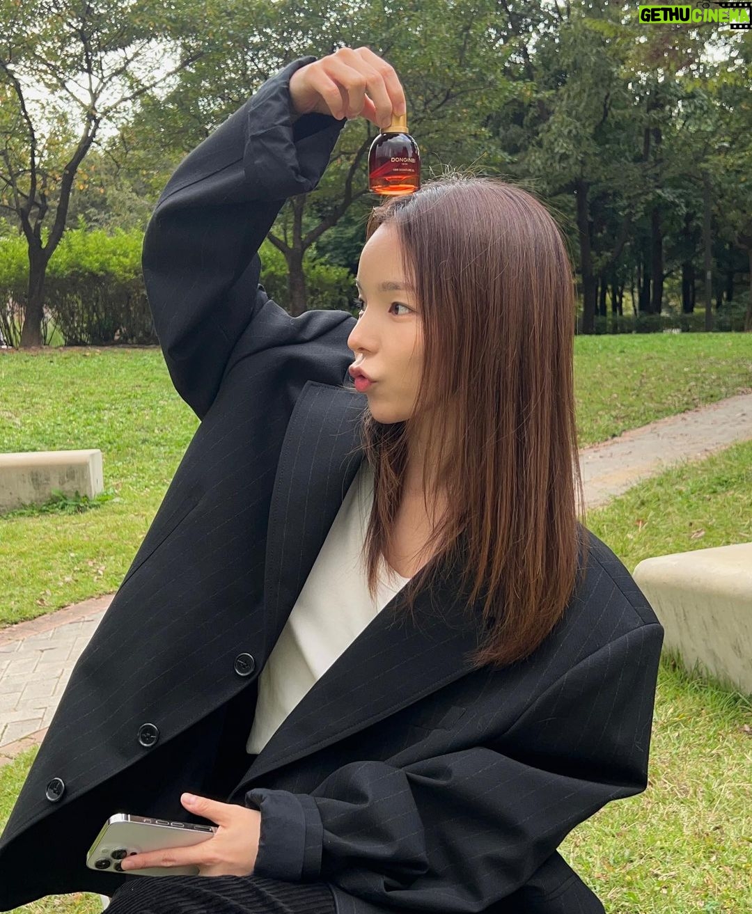 Park Jin-joo Instagram - #광고 여러분 제가 광고를 가지고 왔슴미닥!! (와아아🎊) 123년의 전통을 가진 홍삼계의 레전드 정관장에서 화장품도 나오고 있다는 사실 알고 계셨나요!! (정말?웅성웅성👥🗣) 요즘에 살면서 가장 바쁜 날들을 보내고 있는데요!! (감사 오브 레젼드💝) 바쁜 스케쥴로 지쳐버린 저의 피부장벽강화를 열심히 도와주고 있는, 동인비의 1899 시그니처 오일 친구를 소개시켜드리려고 합니댜! (인사해! 51아!) 스킨케어 기초 단계에서 토너 다음으로 사용하고 있는 프리미엄 페이스오일 제품입니댜! 피부가 가장 잘 흡수 할수 있는 제형이 오일이래요. 이 홍삼 오일은 21종의 지방산이 무너진 피부장벽을 테트리스하듯 잘 채워주어 피부장벽강화에 도움을 준다고 해요! 그래서 저는 기도하는 마음으로 중요한 촬영 전날에는 꼭 바르고 잔답니댜! 광채나는 피부 탄력있는 피부를 향해 동인비 1899 시그니처 오일과 함께 떠나보아오! #베프 #홍삼오일 #동인비 #1899시그니처오일