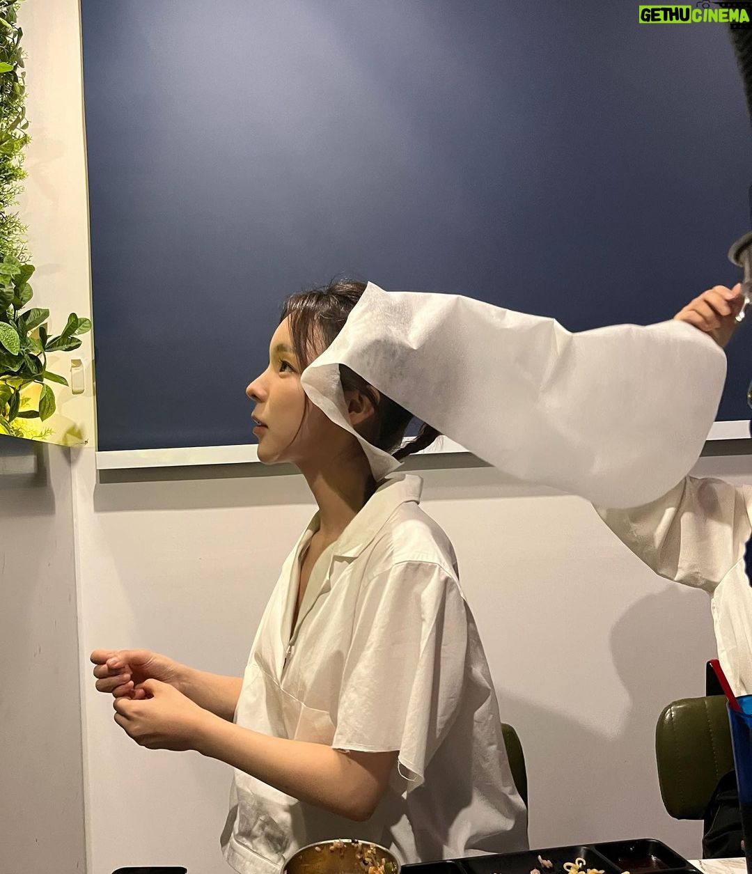 Park Jin-joo Instagram - 촬영을 도와주신 @dlqhfka0217 작가님 면사포 날려준 @hynn_01 고마워🤍 #고깃집웨딩#셀프촬영#우정#추억#사랑