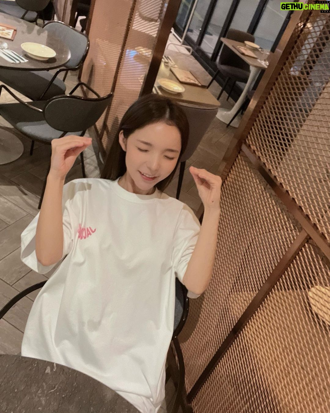 Park Jin-joo Instagram - 오랜만에 칭긔칭긔랑 #핫한앵글찾기#캐스터네츠#젊음#열정#감사#피로#초심#우정#고양이#사랑#💖