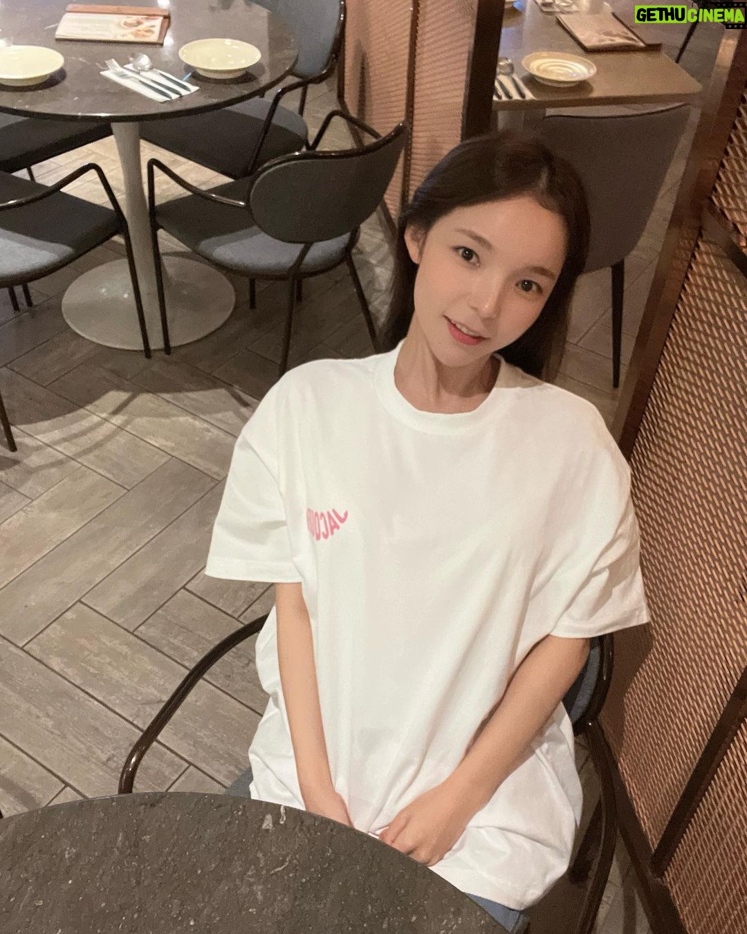 Park Jin-joo Instagram - 오랜만에 칭긔칭긔랑 #핫한앵글찾기#캐스터네츠#젊음#열정#감사#피로#초심#우정#고양이#사랑#💖
