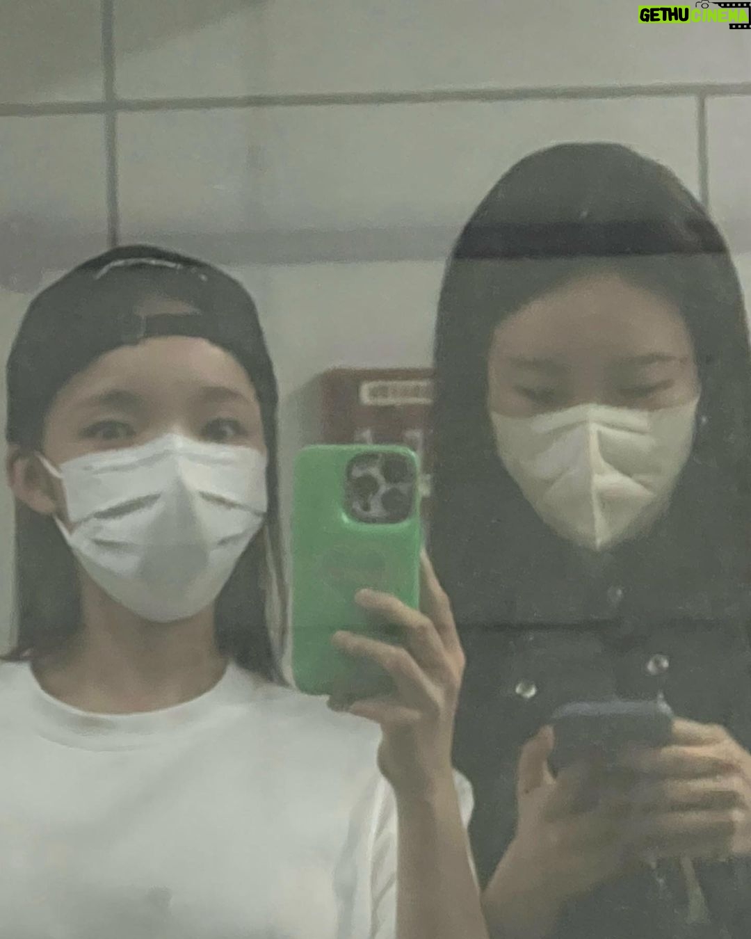 Park Jin-joo Instagram - 오랜만에 칭긔칭긔랑 #핫한앵글찾기#캐스터네츠#젊음#열정#감사#피로#초심#우정#고양이#사랑#💖