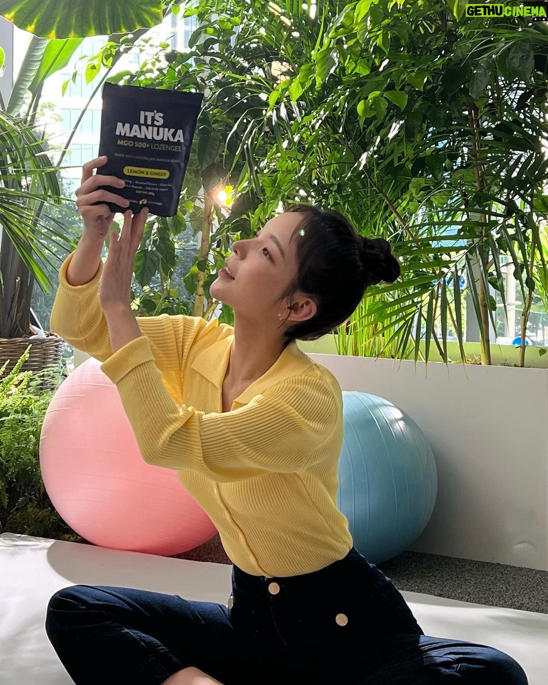 Park Jin-joo Instagram - #광고 @itsmanuka_kr 제가 아주 겅!!!강!!!하고 정말 맛!!있!!는!!!!! 프리미엄 캔!!!!!!!!디!!!!!!!!!!!!!!!!!!!!!!!!!!!!!🍬 잇츠 마누카의 모델이 되었어요!!(함성)💛 몸에 좋고 항균성이 뛰어난 마누카꿀 MGO500+ 등급이 들어있어 환절기에 더 좋은 잇츠 마누카 캔디!! 이제 우린 잇츠 마누카 캔디로 마누카꿀의 영양을 건강하고 간편하게 섭취할 수 있어요!! 야호!!!!!!!!!!!!!!!🧔🏻♀️🍯 고마워요 잇츠 마누카!!!! 🍋 #잇츠마누카 #MoreThanJustCandy #박진주캔디 #캔디박진주 #요가캔디 #건강한간식